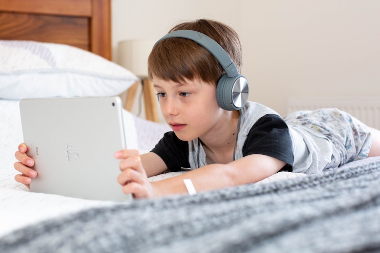 child screen time on bed - preschool bedtime battles image