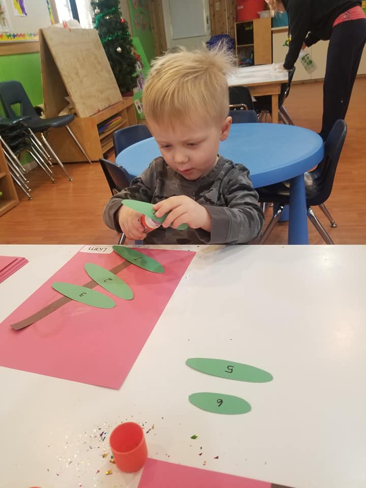 counting christmas tree craft with paper at preschool