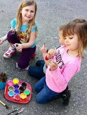kids-painting-at-daycare-outside