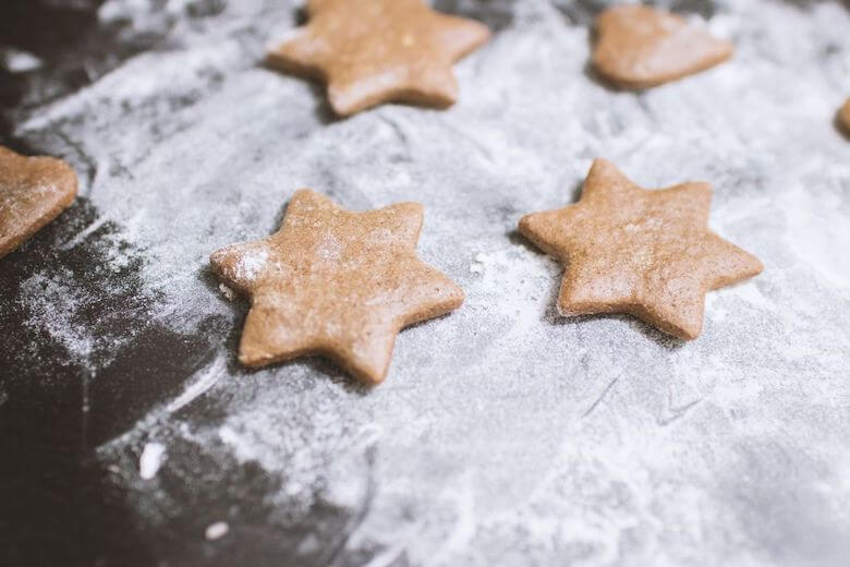 star shaped cookies cut out - idea to teach kids shapes